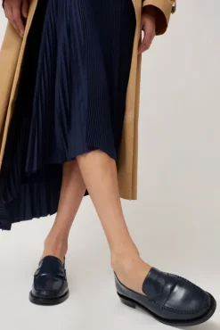 Outlet Miles in Navy Holiday Gift Guide|Collections