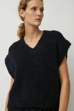Best Yume Vest in Black Sweaters|Clothing